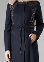 Tesettür giyim LACİVERT İŞLEMELİ BAĞCIKLI BİSİKLET YAKA MANTO 9362