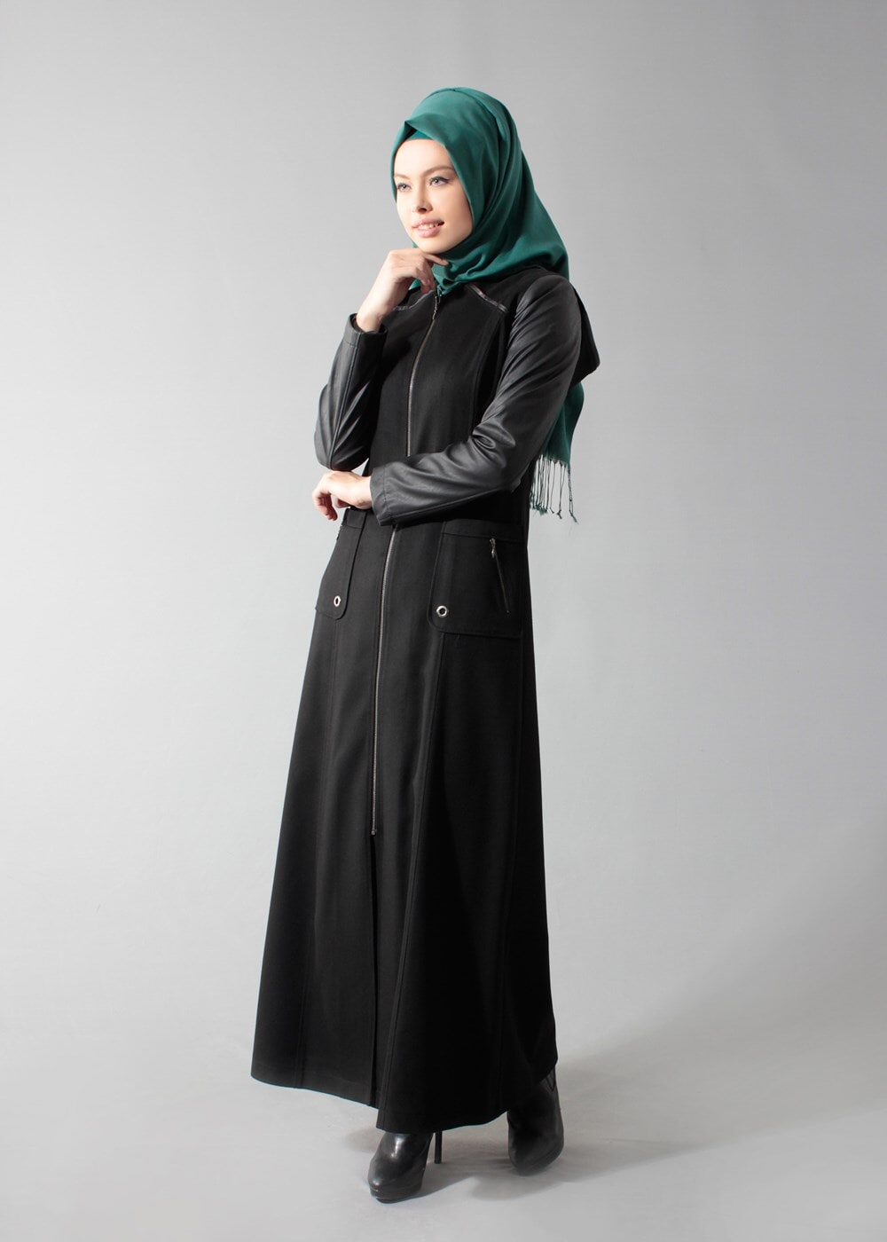Tesettür giyim SİYAH FERMUARLI KAPÜŞONLU KOLLARI DERİ MANTO 9416