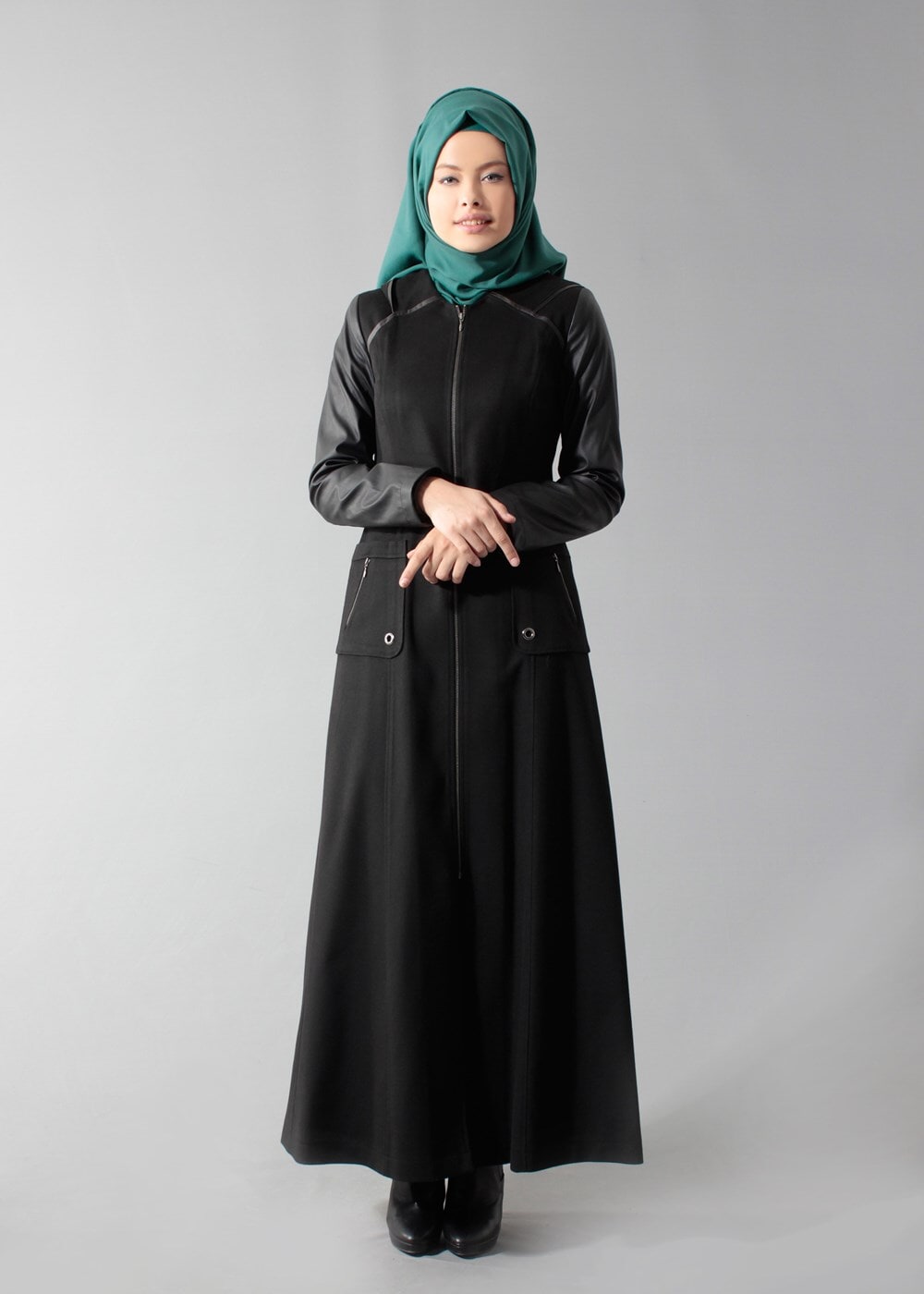 Tesettür giyim SİYAH FERMUARLI KAPÜŞONLU KOLLARI DERİ MANTO 9416