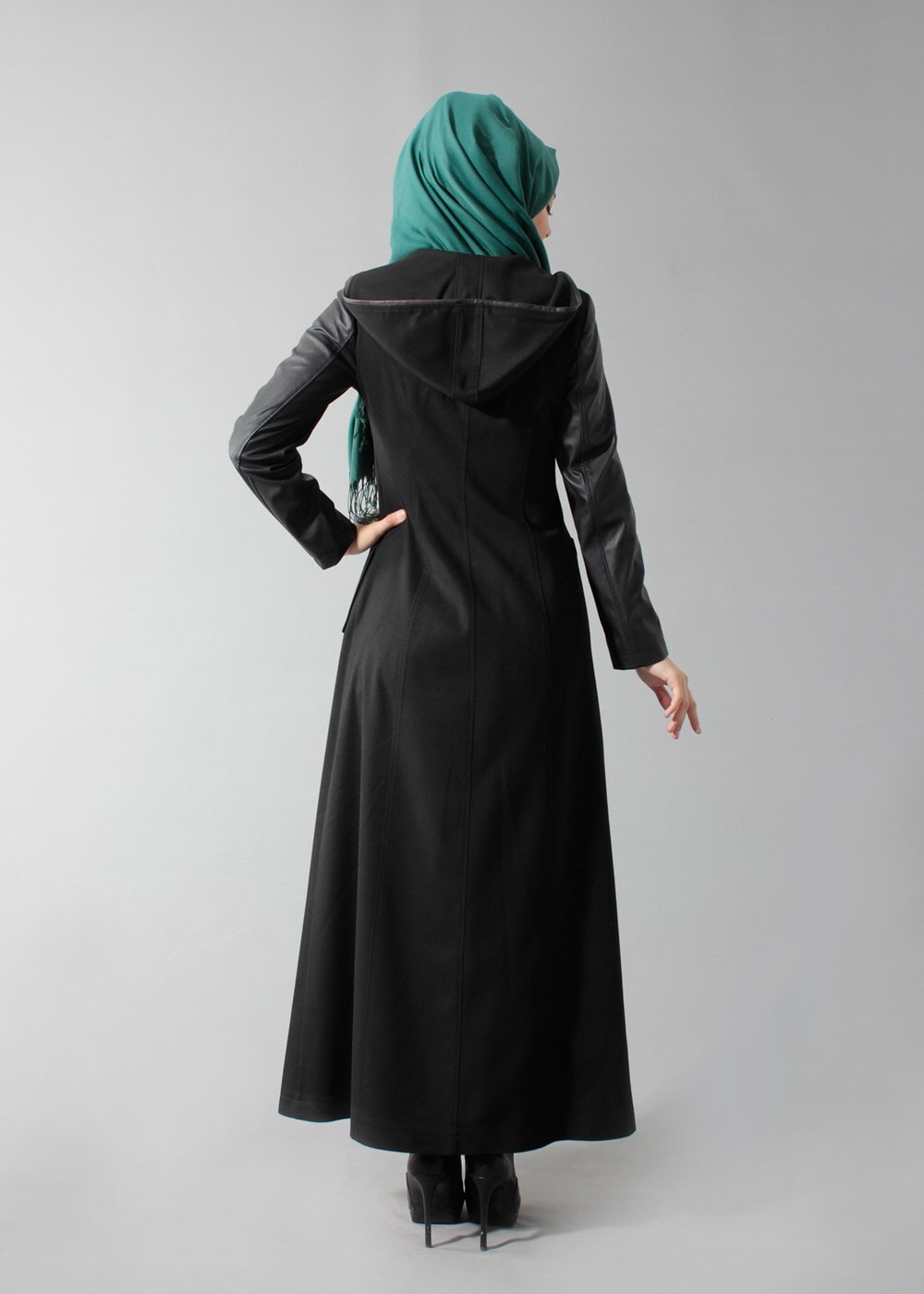 Tesettür giyim SİYAH FERMUARLI KAPÜŞONLU KOLLARI DERİ MANTO 9416