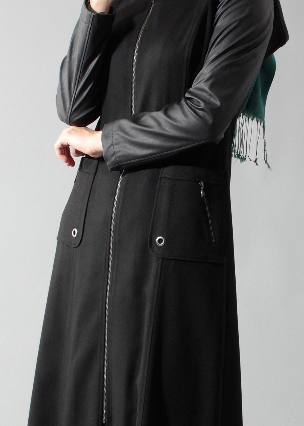 Tesettür giyim SİYAH FERMUARLI KAPÜŞONLU KOLLARI DERİ MANTO 9416