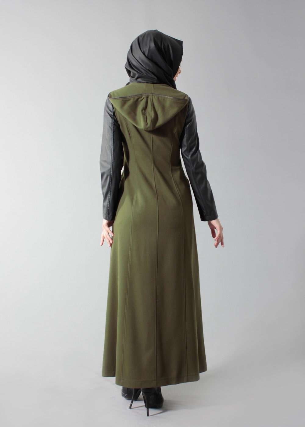 Tesettür giyim YEŞİL FERMUARLI KAPÜŞONLU KOLLARI DERİ MANTO 9416