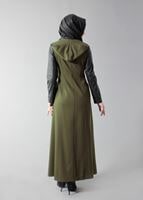 Tesettür giyim YEŞİL FERMUARLI KAPÜŞONLU KOLLARI DERİ MANTO 9416