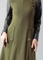Tesettür giyim YEŞİL FERMUARLI KAPÜŞONLU KOLLARI DERİ MANTO 9416