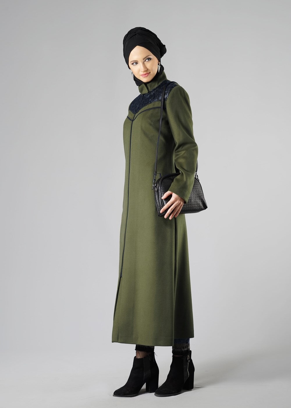 Tesettür giyim YEŞİL BALIKÇI YAKA ÜSTÜ KABARTMALI KAŞE KABAN 9431