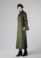 Tesettür giyim YEŞİL BALIKÇI YAKA ÜSTÜ KABARTMALI KAŞE KABAN 9431