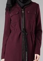 Tesettür giyim BORDO FERMUARLI KAPÜŞONLU TRENÇKOT 1344