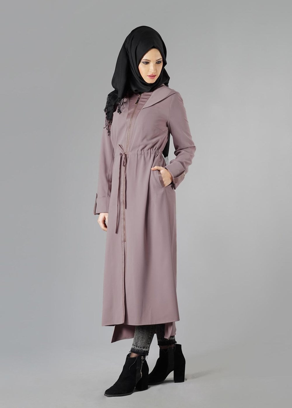 Tesettür giyim PUDRA FERMUARLI BELDEN LASTİKLİ KAPÜŞONLU TRENÇKOT 1345	