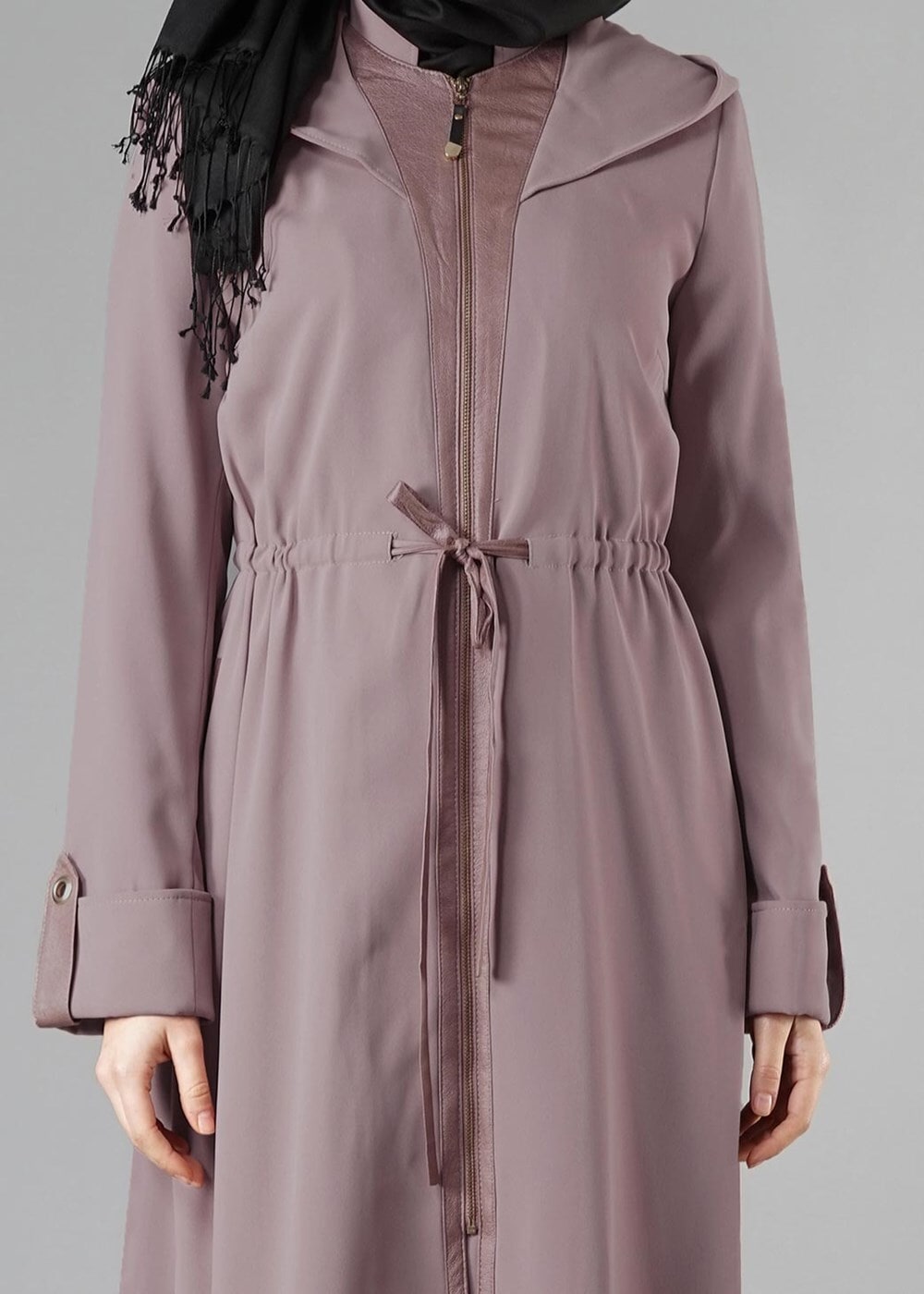 Tesettür giyim PUDRA FERMUARLI BELDEN LASTİKLİ KAPÜŞONLU TRENÇKOT 1345	
