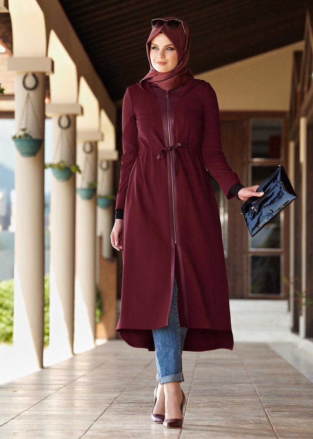 Tesettür giyim BORDO FERMUARLI BELDEN LASTİKLİ KAPÜŞONLU TRENÇKOT 1345	