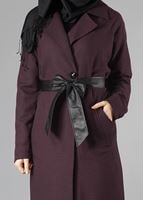 Vêtements hijab ROUGE BORDEAUX TRENCH-COAT À COL À REVERS CRANTÉ AVEC CEINTURE 1402