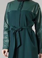 Tesettür giyim YEŞİL KOLLARI DERİ DETAYLI KUŞAKLI TRENÇKOT 1409