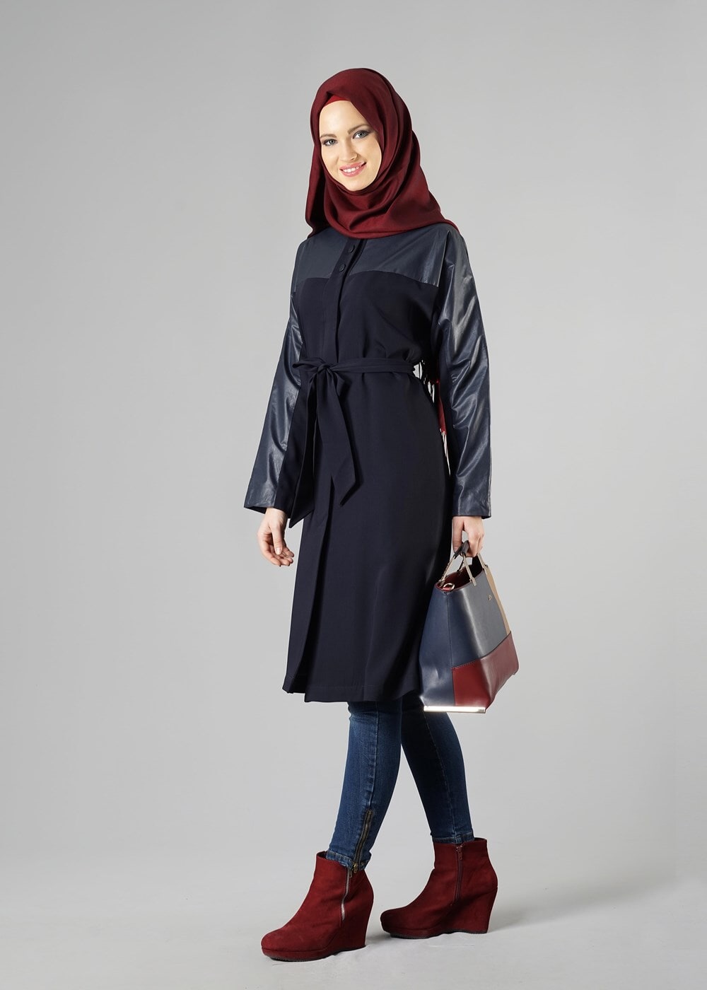 Tesettür giyim LACİVERT KOLLARI DERİ DETAYLI KUŞAKLI TRENÇKOT 1409