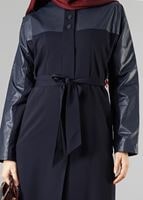 Tesettür giyim LACİVERT KOLLARI DERİ DETAYLI KUŞAKLI TRENÇKOT 1409