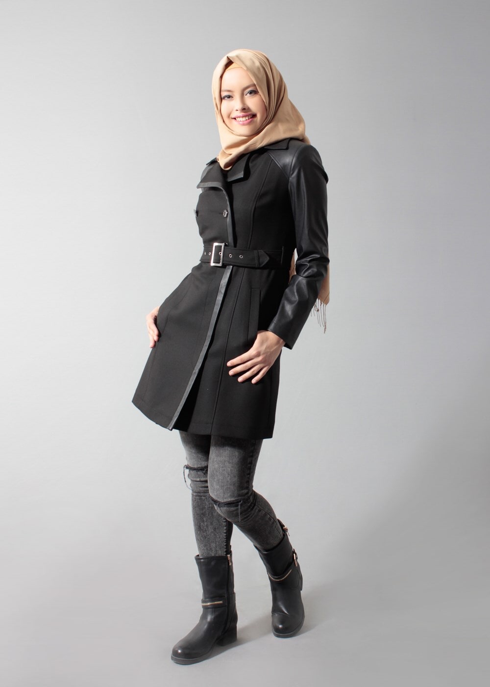 Tesettür giyim SİYAH KEMERLİ KOLLARI DERİ TRENÇKOT 1661