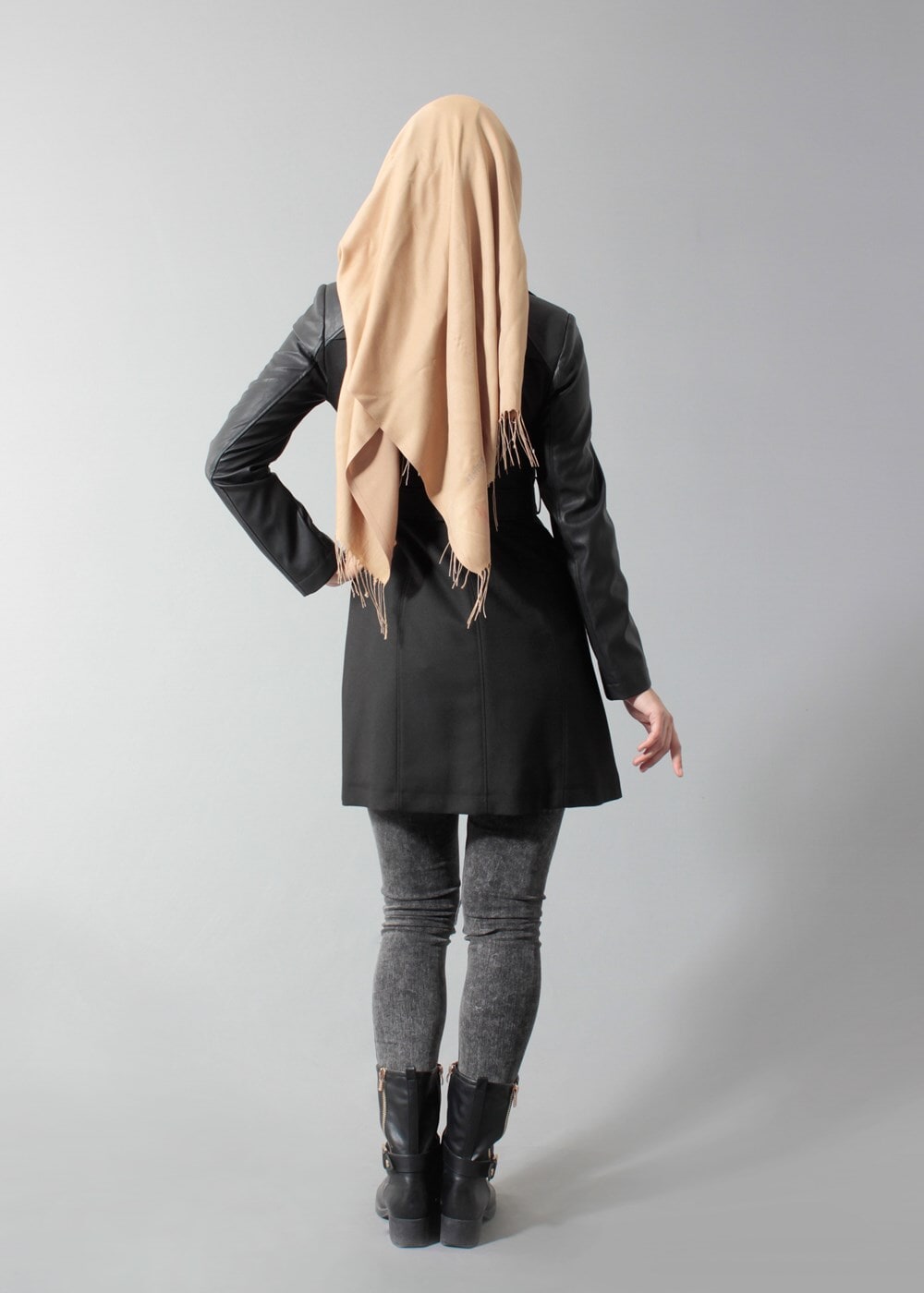 Tesettür giyim SİYAH KEMERLİ KOLLARI DERİ TRENÇKOT 1661