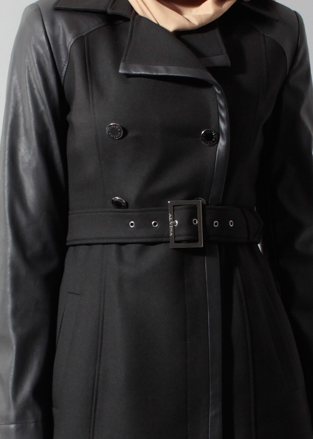 Tesettür giyim SİYAH KEMERLİ KOLLARI DERİ TRENÇKOT 1661