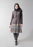 Tesettür giyim MÜRDÜM KRUVAZE KAZAYAĞI DESENLİ FERMUARLI TRENÇKOT 1687