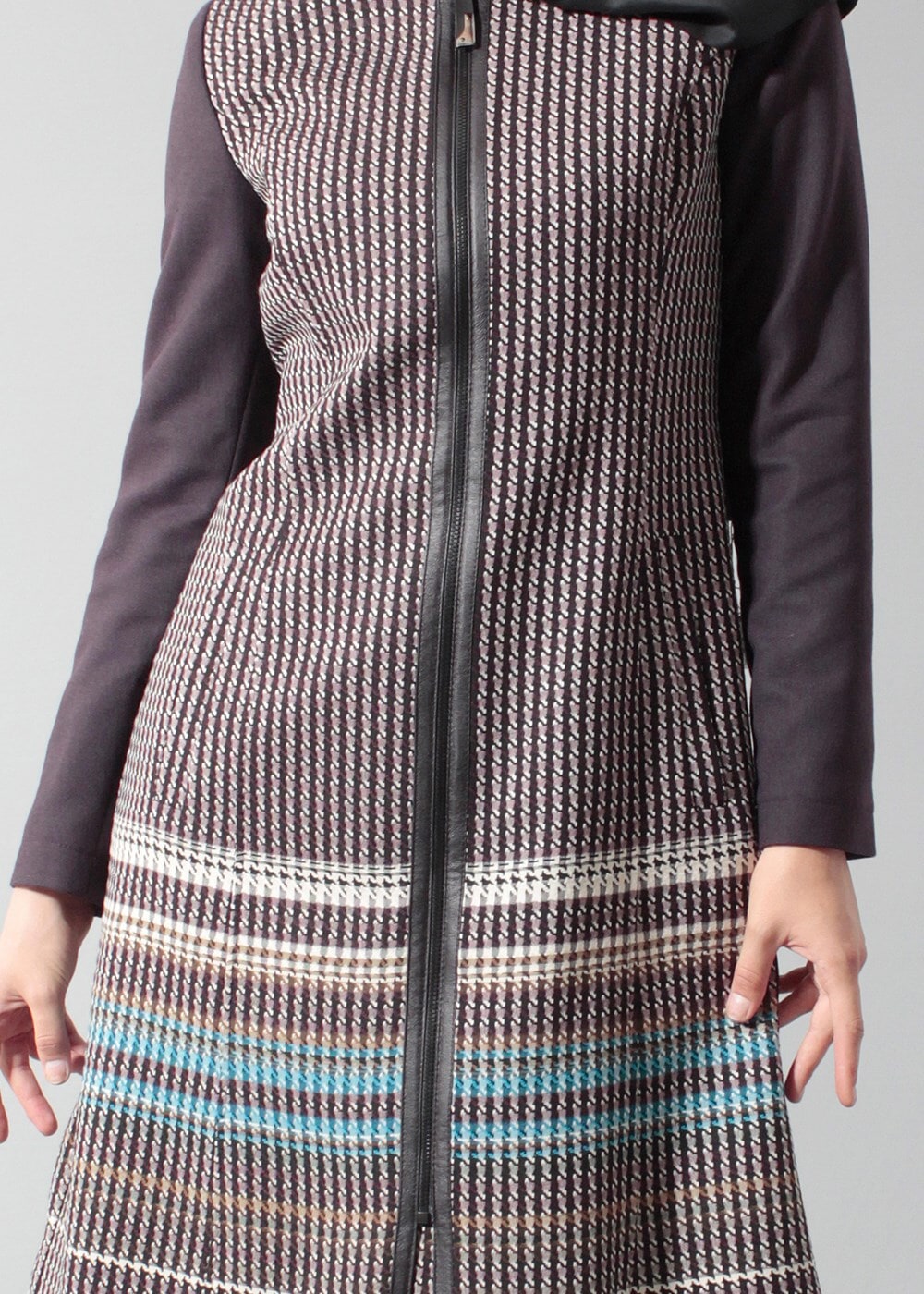 Tesettür giyim MÜRDÜM KRUVAZE KAZAYAĞI DESENLİ FERMUARLI TRENÇKOT 1687