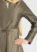 Tesettür giyim HAKİ FİYONK DETAYLI KOLYELİ ABİYE ELBİSE 2519 