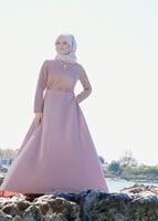 Tesettür giyim PUDRA FİYONK DETAYLI KOLYELİ ABİYE ELBİSE 2519 