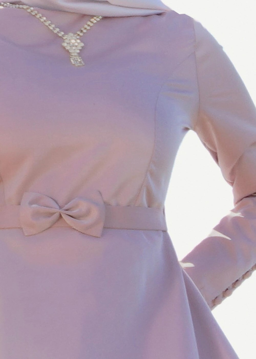 Tesettür giyim PUDRA FİYONK DETAYLI KOLYELİ ABİYE ELBİSE 2519 