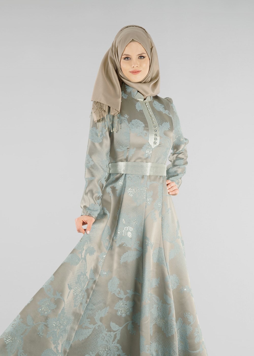Tesettür giyim BEJ HAKİM YAKA BELİ KUŞAKLI ABİYE ELBİSE 8737