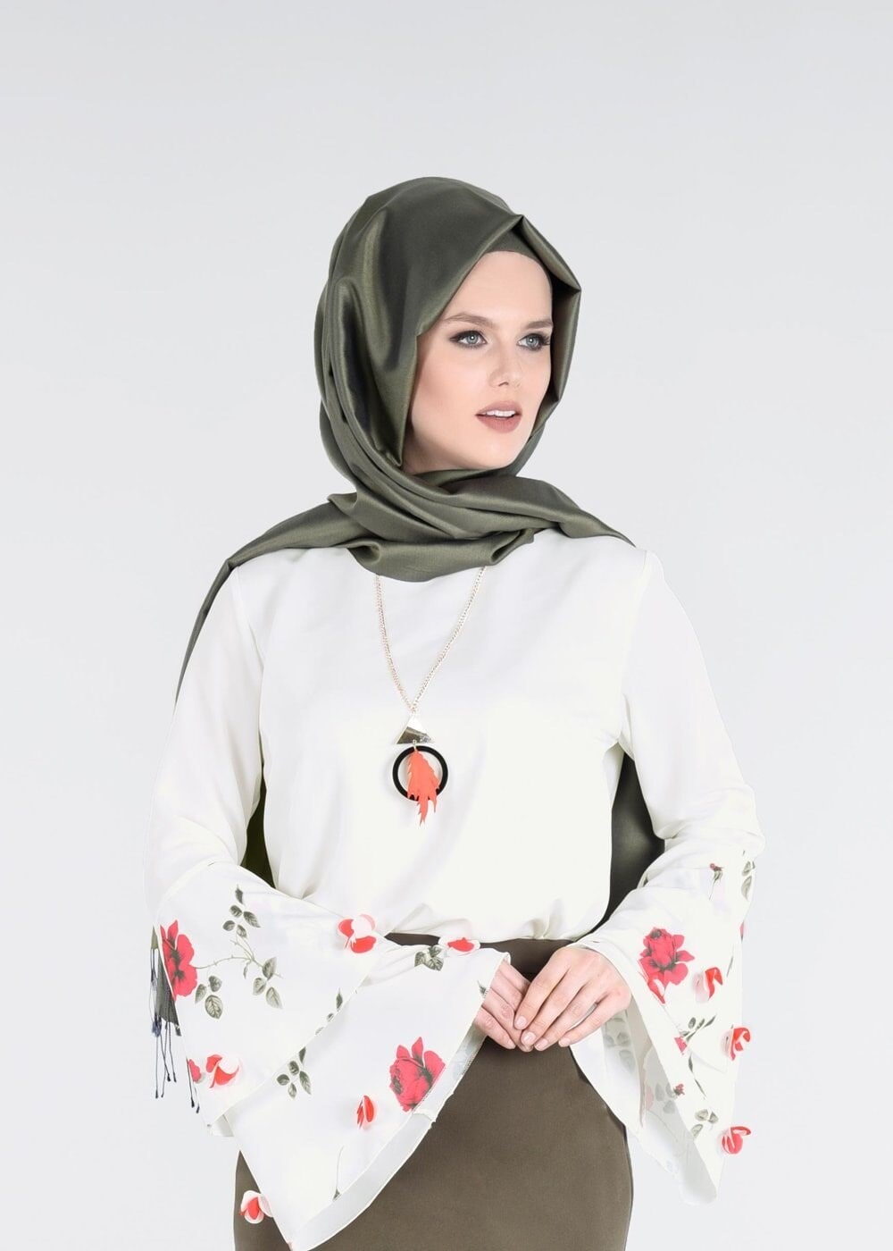 Tesettür giyim EKRU T 6648-1 Mısra-İspanyol Kol Çiçekli Tesettür Bluz