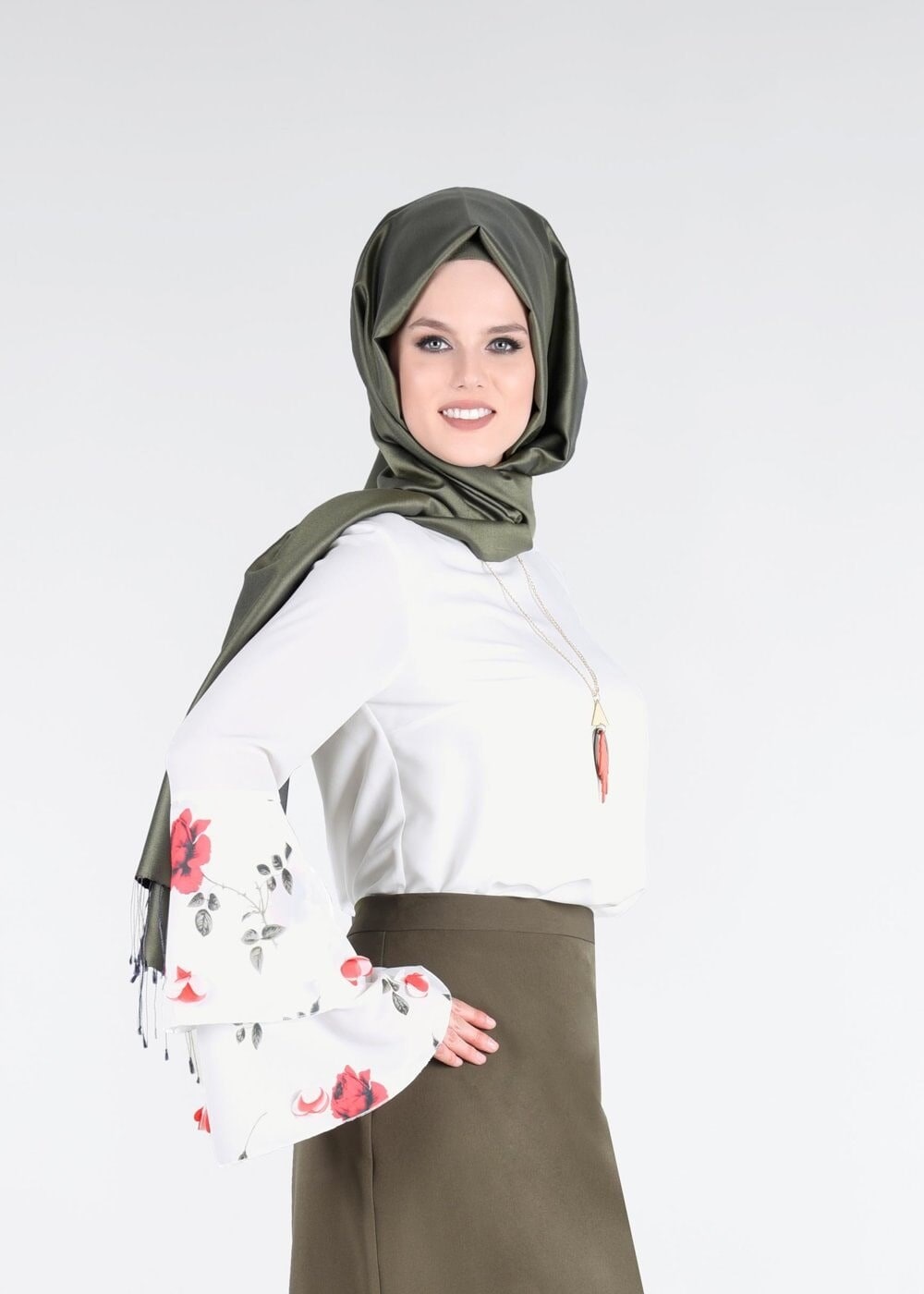 Tesettür giyim EKRU T 6648-1 Mısra-İspanyol Kol Çiçekli Tesettür Bluz