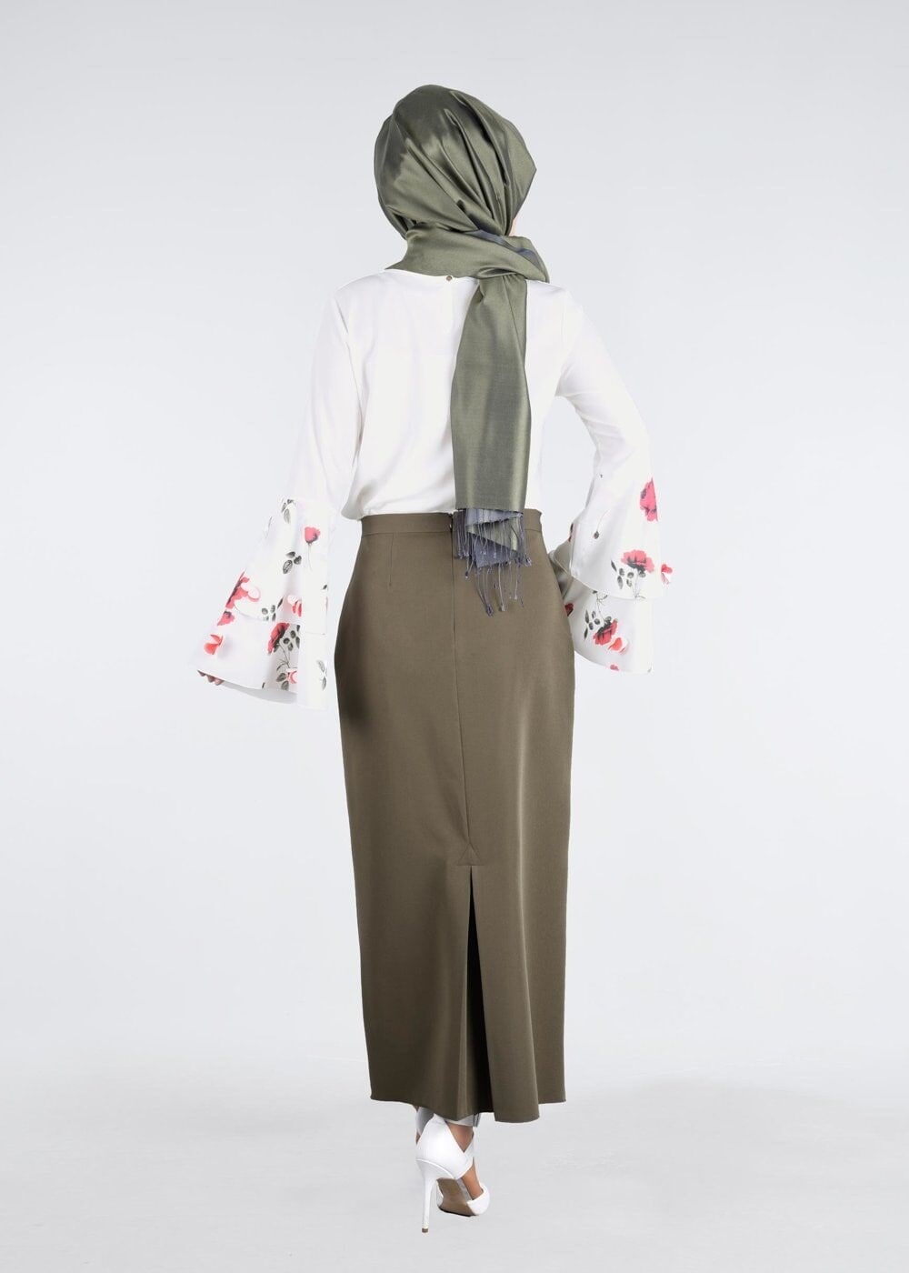 Tesettür giyim EKRU T 6648-1 Mısra-İspanyol Kol Çiçekli Tesettür Bluz