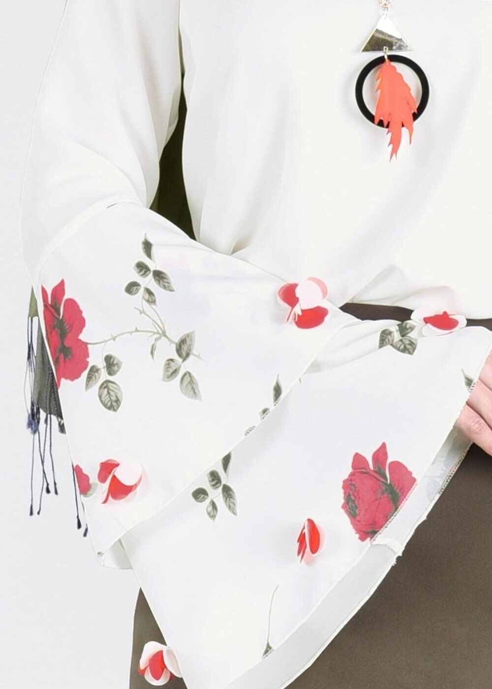 Tesettür giyim EKRU T 6648-1 Mısra-İspanyol Kol Çiçekli Tesettür Bluz