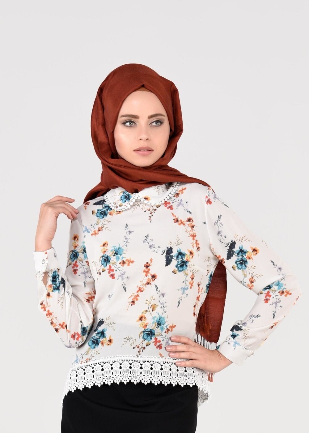 Tesettür giyim EKRU ÇİÇEK DESENLİ BEBE YAKA BLUZ 2011 