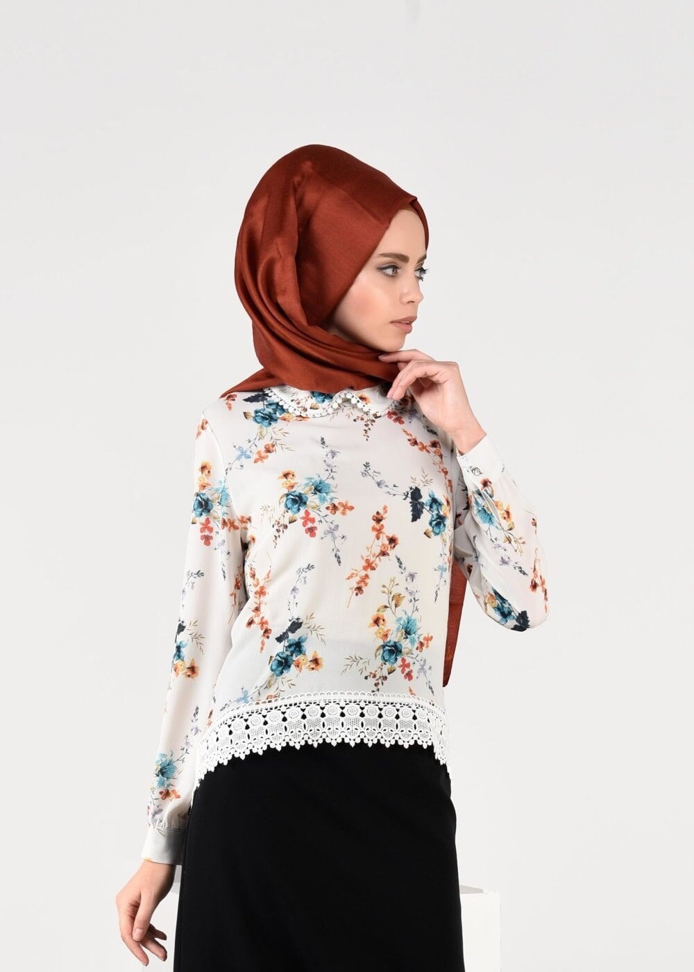 Tesettür giyim EKRU ÇİÇEK DESENLİ BEBE YAKA BLUZ 2011 