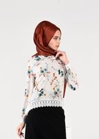 Tesettür giyim EKRU ÇİÇEK DESENLİ BEBE YAKA BLUZ 2011 