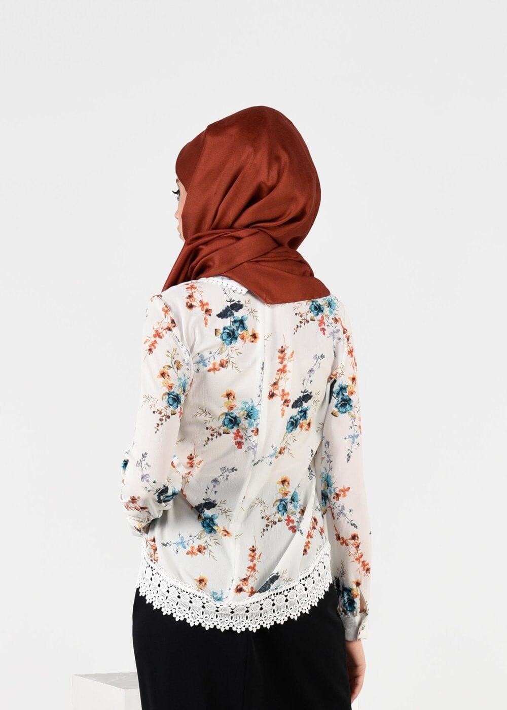 Tesettür giyim EKRU ÇİÇEK DESENLİ BEBE YAKA BLUZ 2011 