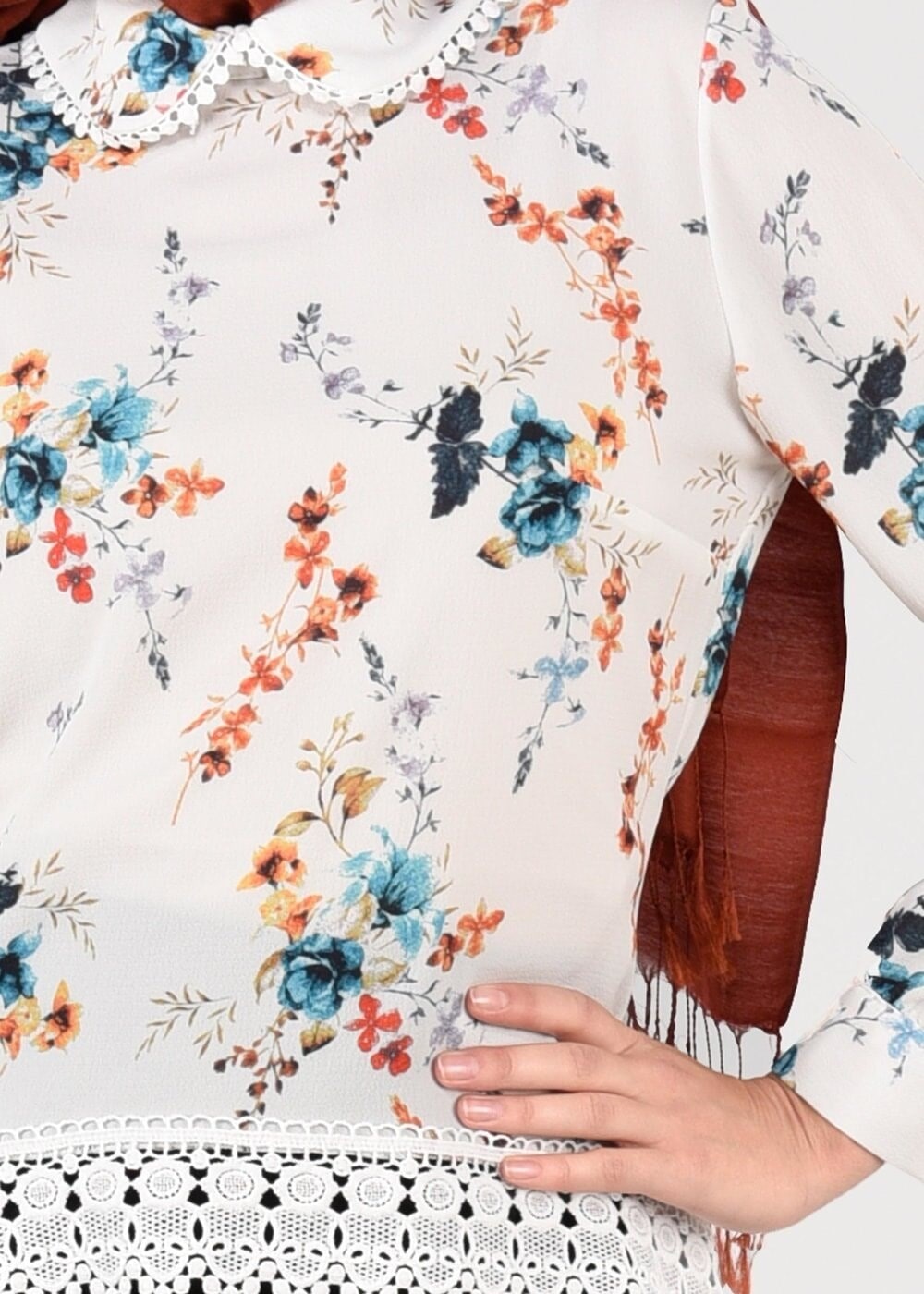 Tesettür giyim EKRU ÇİÇEK DESENLİ BEBE YAKA BLUZ 2011 