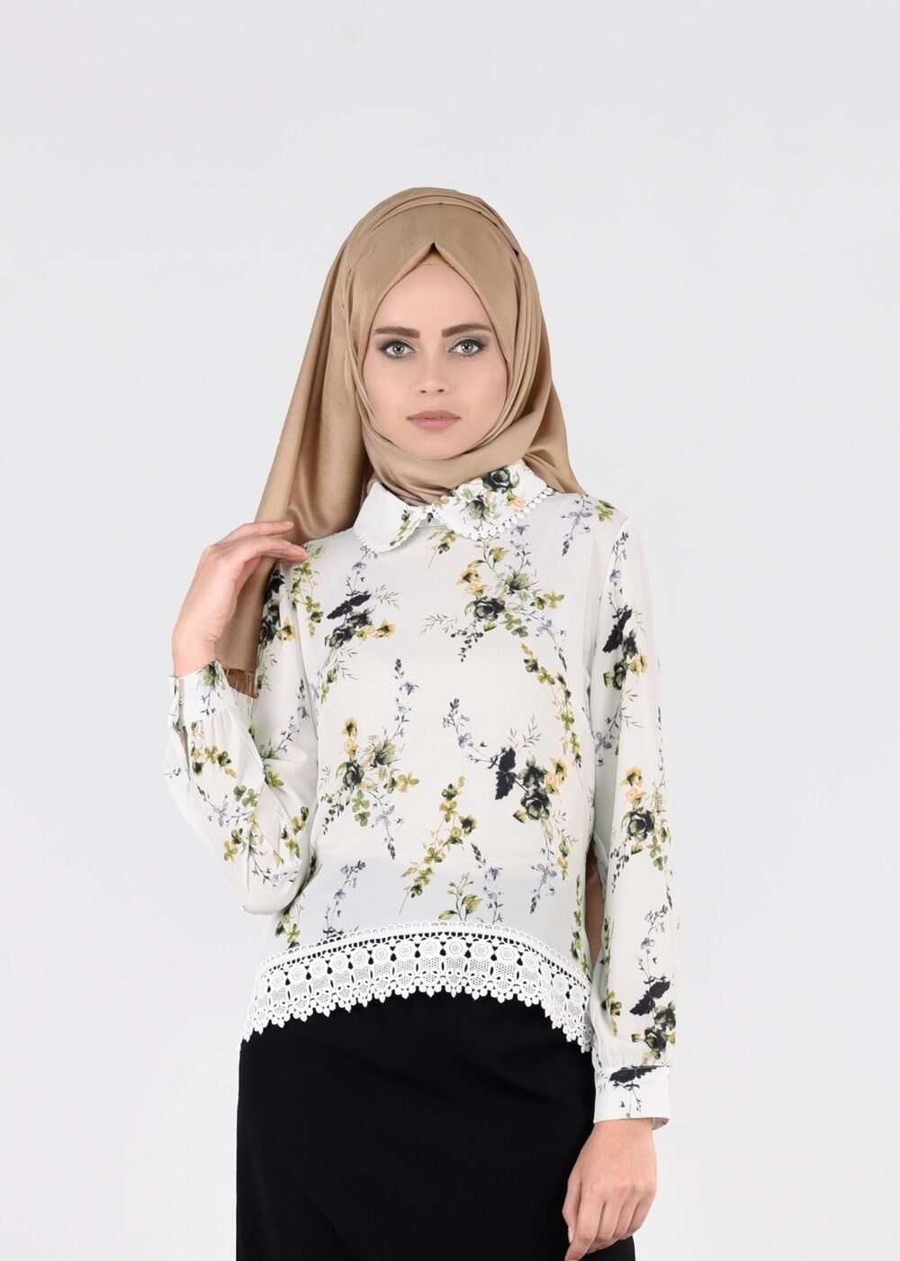 Tesettür giyim EKRU ÇİÇEK DESENLİ BEBE YAKA BLUZ 2011 
