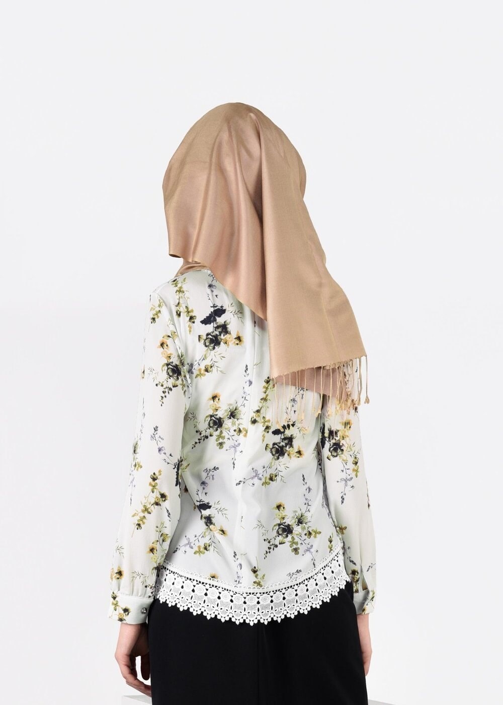 Tesettür giyim EKRU ÇİÇEK DESENLİ BEBE YAKA BLUZ 2011 