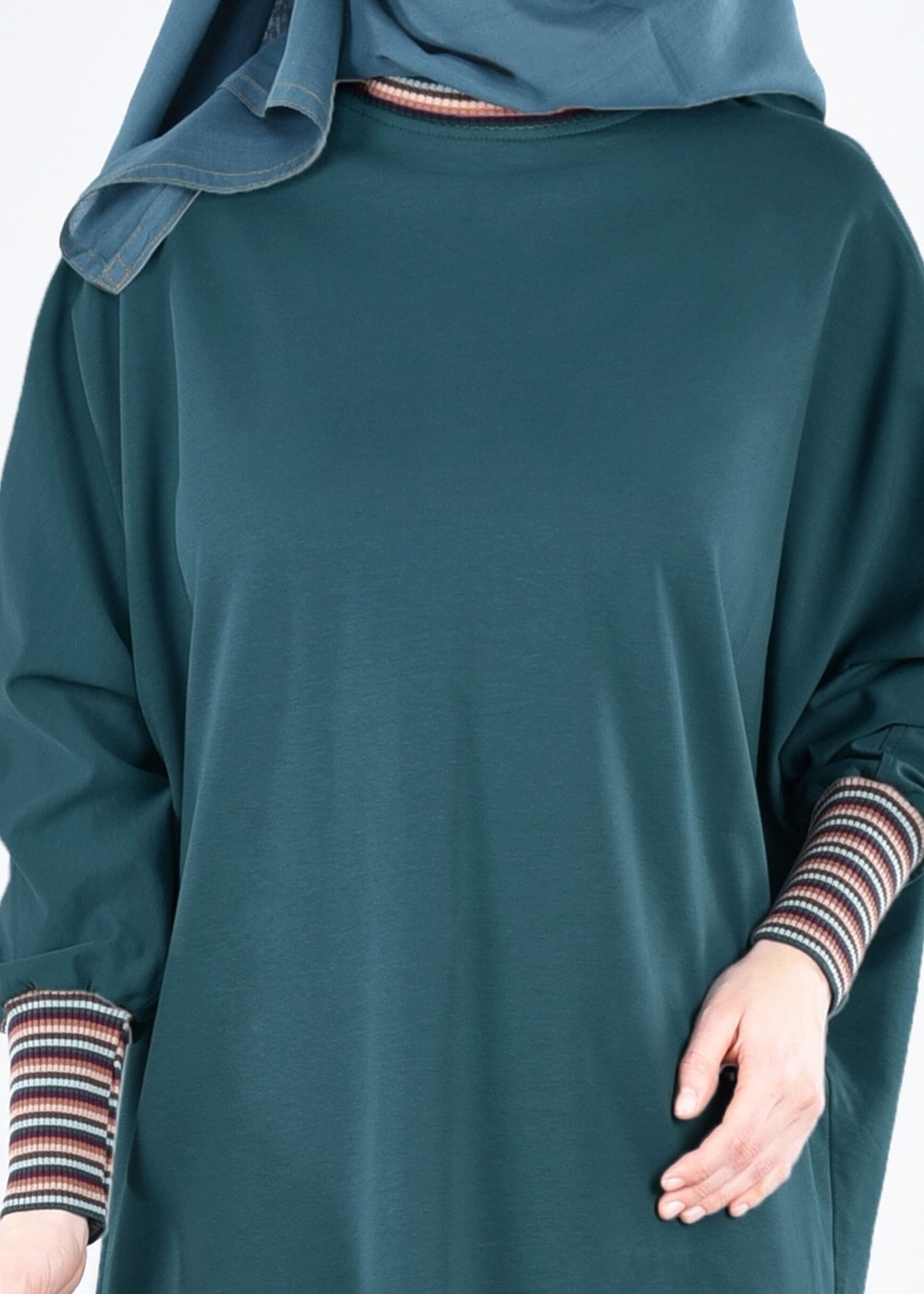 Tesettür giyim YEŞİL MANŞETLERİ RENKLİ ŞERİT DETAYLI TUNİK 75805 