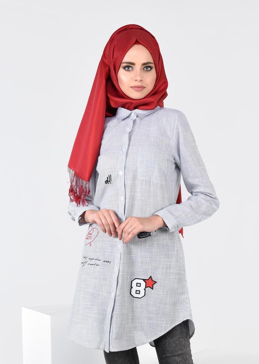 Tesettür giyim GRİ T 0931 ModaBu-Arma Detaylı Çizgi Desenli Tunik