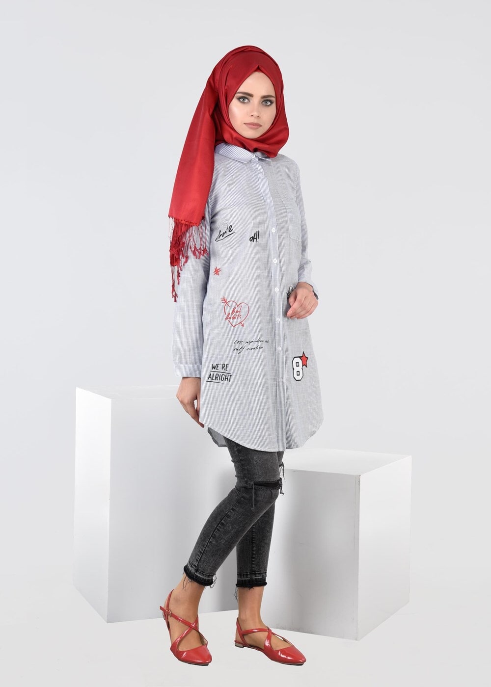 Tesettür giyim GRİ T 0931 ModaBu-Arma Detaylı Çizgi Desenli Tunik