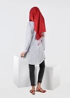 Tesettür giyim GRİ T 0931 ModaBu-Arma Detaylı Çizgi Desenli Tunik