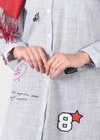 Tesettür giyim GRİ T 0931 ModaBu-Arma Detaylı Çizgi Desenli Tunik