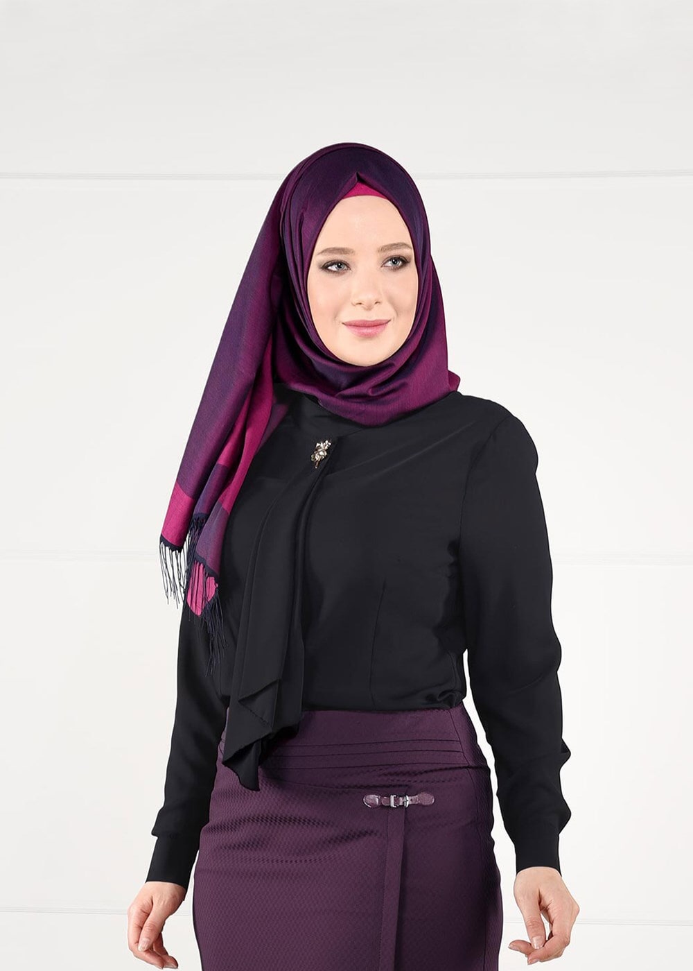 Tesettür giyim SİYAH BROŞ DETAYLI ŞİFON BLUZ 2610