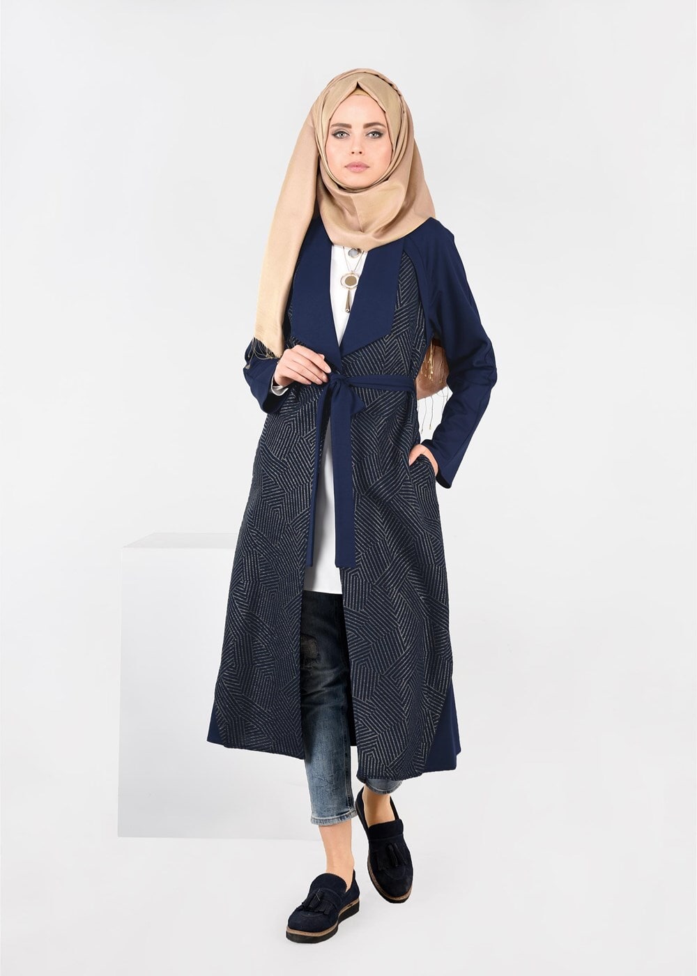 Tesettür giyim LACİVERT KUŞAK DETAYLI DESENLİ HIRKA 4996 