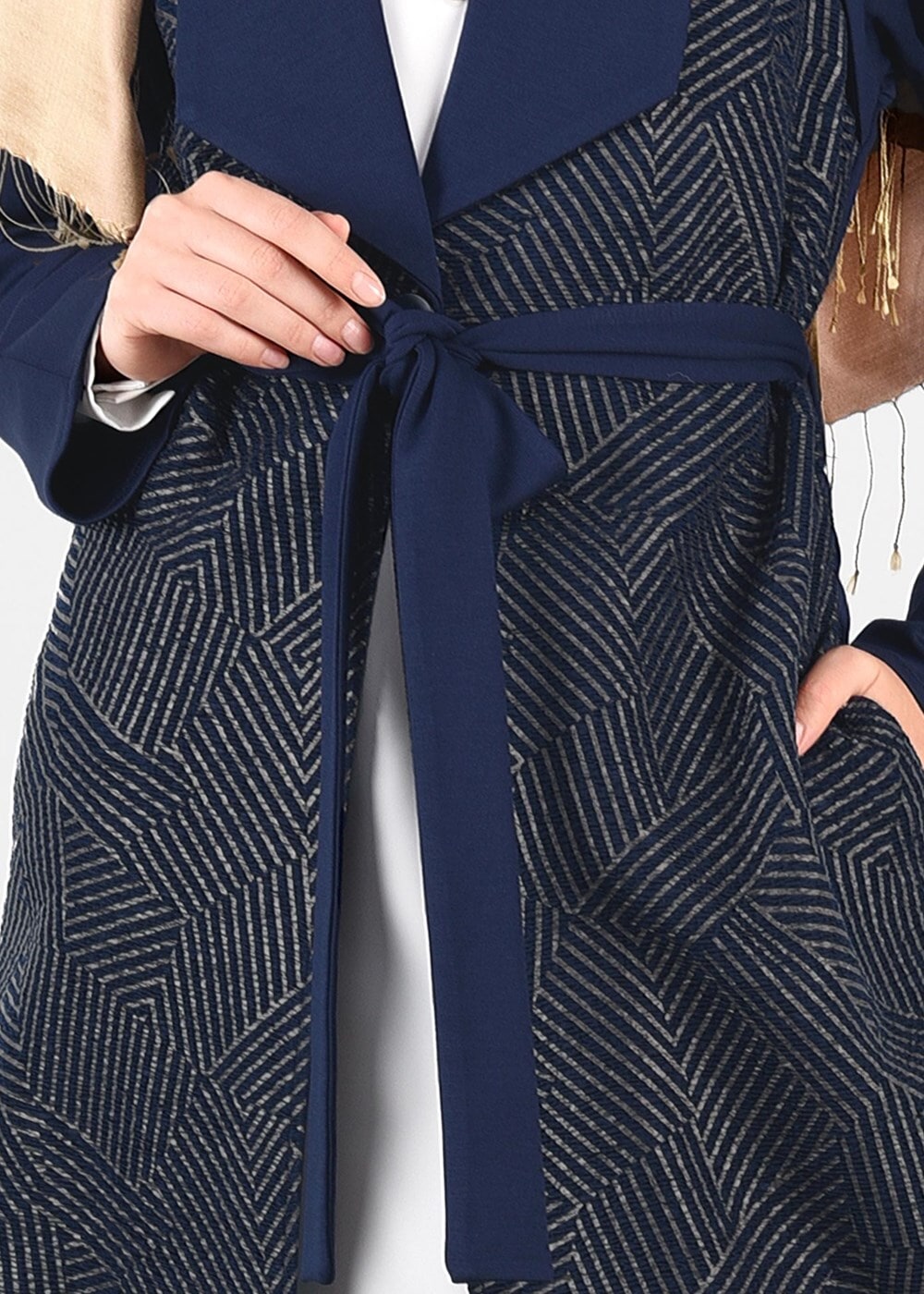 Tesettür giyim LACİVERT KUŞAK DETAYLI DESENLİ HIRKA 4996 