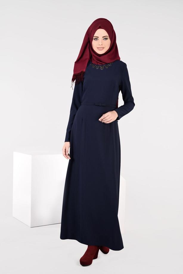 Tesettür giyim LACİVERT KEMERLİ KOLYE DETAYLI ELBİSE 4935  - TRENDTESETTÜR