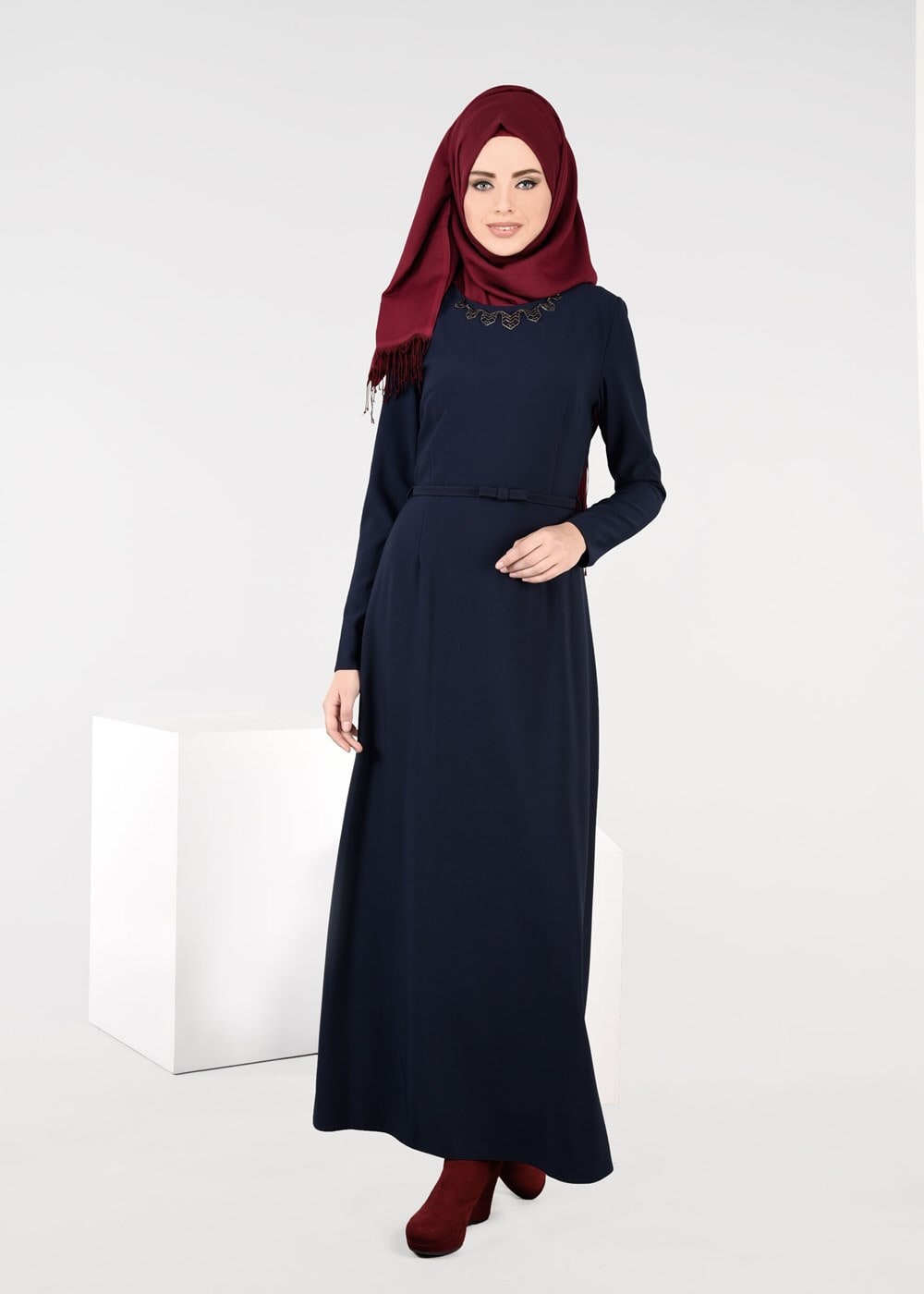 Tesettür giyim LACİVERT KEMERLİ KOLYE DETAYLI ELBİSE 4935 