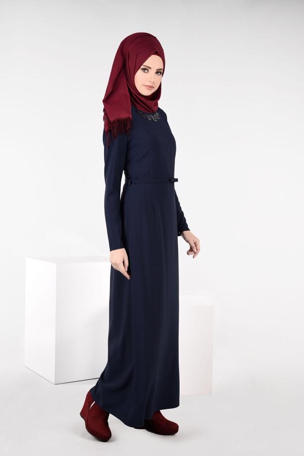 Tesettür giyim LACİVERT KEMERLİ KOLYE DETAYLI ELBİSE 4935  - TRENDTESETTÜR