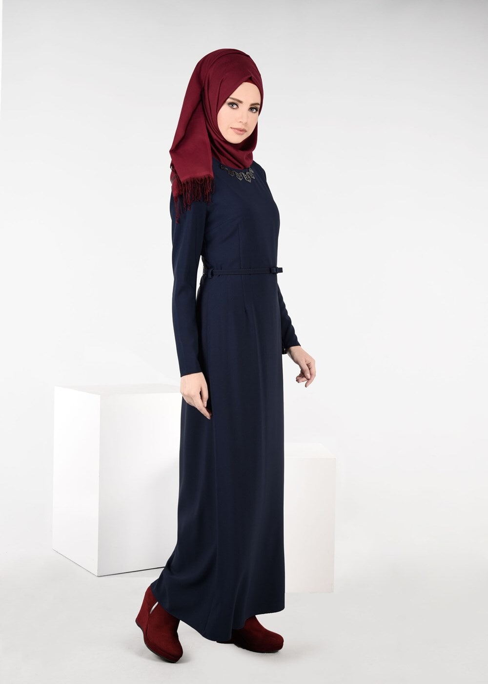 Tesettür giyim LACİVERT KEMERLİ KOLYE DETAYLI ELBİSE 4935 